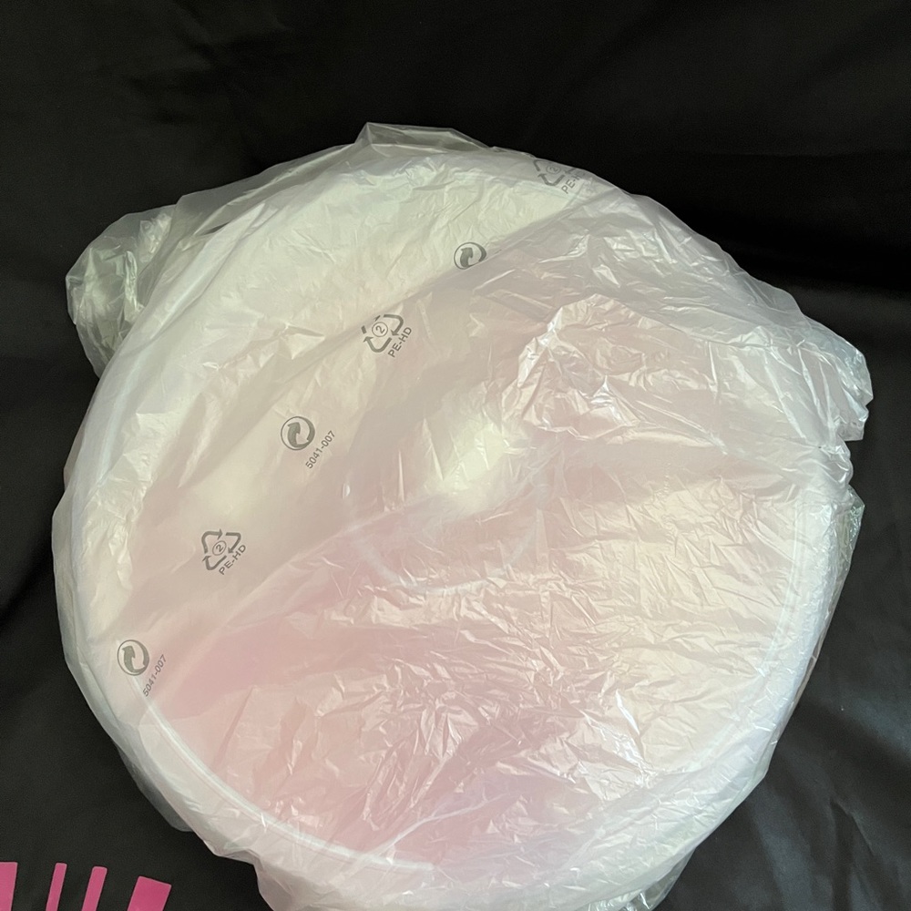 Tupperware round container - Picture 3 of 3
